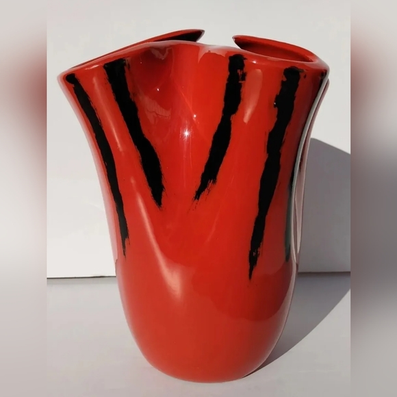 Vintage STRIKING SCARLET RED pinched vase art pottery ruffle ceramic black MCM - Picture 4 of 8